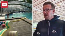 En tvådelad bild. Till vänster en pool och till höger en bild Johan Sundqvist, från Svenska simförbundet, när han intervjuas.