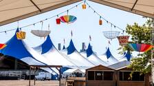 En bild från Frihamnen i Göteborg där man byggt upp blå tält inför Jubileumsfestivalen.