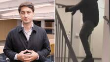 SVT:s kriminalreporter Diamant Salihu. Till höger en bild på en anonym person som håller i ett vapen i en trappuppgång.