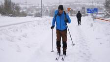 I klippet: Här skidar Alexander Linder till jobbet genom ett snötäckt Kiruna redan i september.