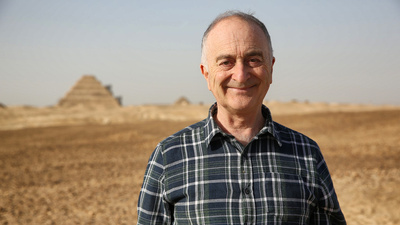 Tony Robinson framför trappstegspyramiden i Sakkara, norra Egypten. - Gravjakt i Egypten
