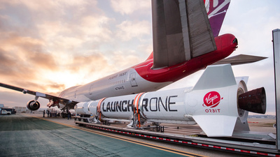 LauncherOne-raketen bogseras till Virgin Orbit 747, kallad Cosmic Girl. - Rymdresornas nya tid