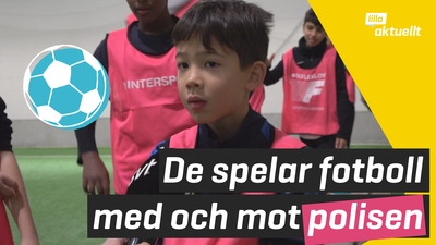 De spelar fotboll med polisen
