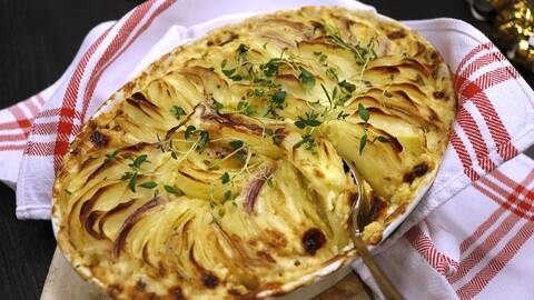 Hasselbacksgratäng med timjan | SVT recept-image