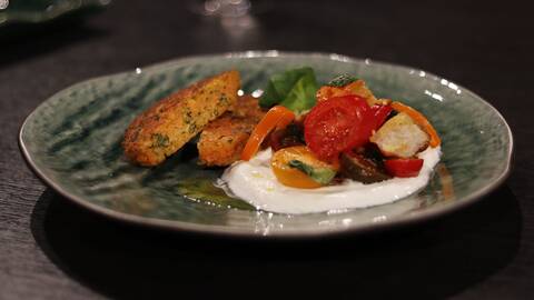 Röda linsbiffar med panzanella och yoghurt | SVT recept-image