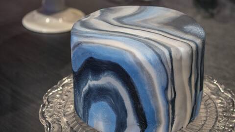 Marmorerad tårta i blå nyanser.