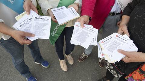 Valsedlar delas ut utanför Viks skola på Värmdö.