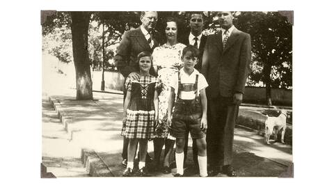 Bilden är daterad 1950 i Brasilien. Föräldrarna, Ralf och Walther bakom Silvia och brodern Jörg.