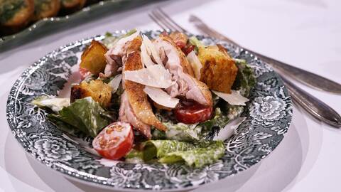 En tallrik med Caesarsallad på Westmans vis, med kyckling, bacon, tomat och avokado. 