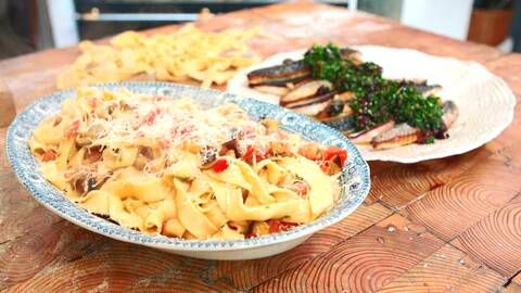 Stekt makrill med hemgjord pasta och oliver på två fat.