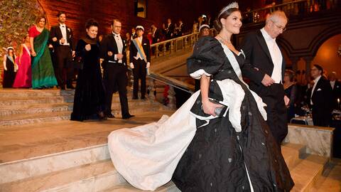 Kronprinsessan Victoria och James Peebles, Nobelpristagare i fysik anländer till Nobelbanketten i Stadshuset.