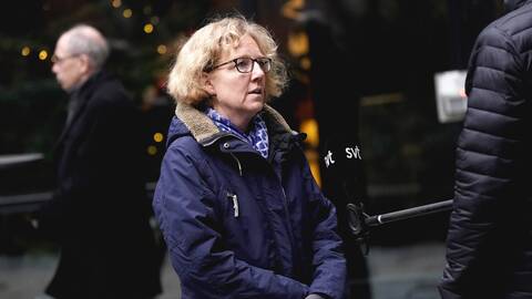 Smittskyddsläkare Eva Melander intervjuas utomhus efter Region Skånes presskonferens på onsdagen i Västra hamnen i Malmö.
