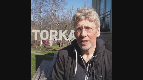 SVT:s meteorolog Per-erik Åberg sitter i en trädgård med texten ”Torka” bakom sig
