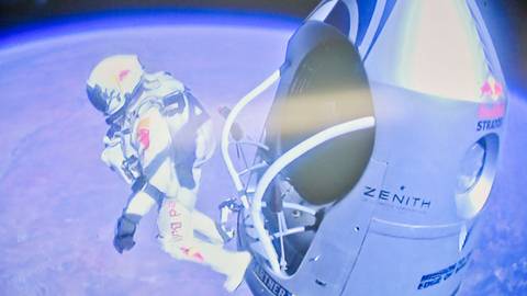 Hoppade Fallskarm Fran 39 000 Meter Svt Nyheter