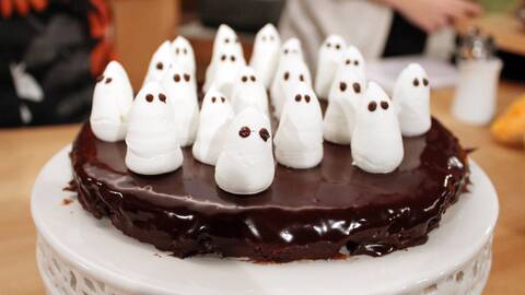 Fransk chokladtårta med spökmaränger.