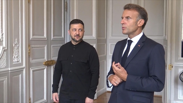 Dokument utifrån: Macron mäklar fred