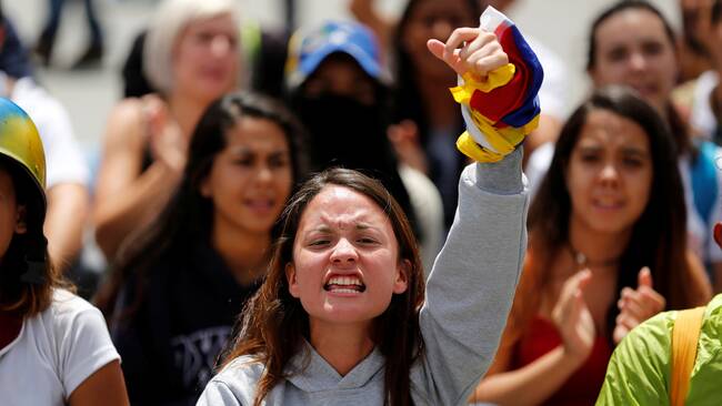 Demonstranter i Caracas protesterar mot regeringen under fredagen.