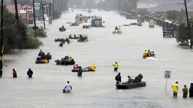En väg har blivit en flod efter översvämningar i samband med sotrmen Harvey, i Houston, Texas.