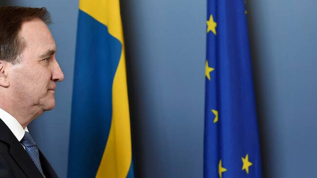 Statsminister Stefan Löfven (S) porträtterad med en svensk flagga och en EU-flagga.