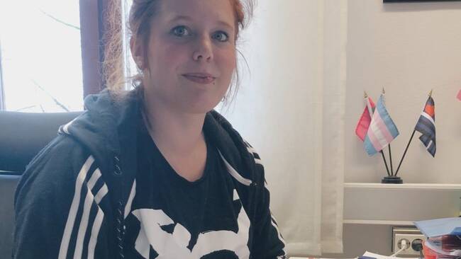 svart tjej mellan kön