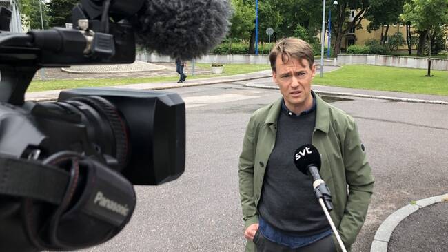 en man intervjuas utomhus, i förgrunden SVT:s filmkamera och mikrofon på pinne för att hålla avstånd