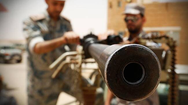 Saudisk styrka laddar maskingevär vid landets norra gräns.