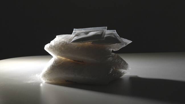 Hur beroende blir man av kristall? Det är väldigt lätt att fastna, enligt personal SVT pratat med. På bilden påsar med drogen.