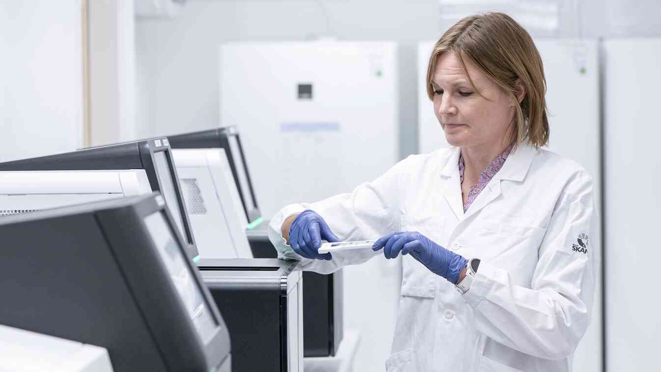Sofia Gruvberger Saal, sektionschef vid Centrum för molekylär diagnostik vid sekvenseringsmaskinen där coronavirusets arvsmassa kan kartläggas i detalj.