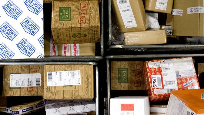 Bedragare beställer paket i andras namn  SVT Nyheter