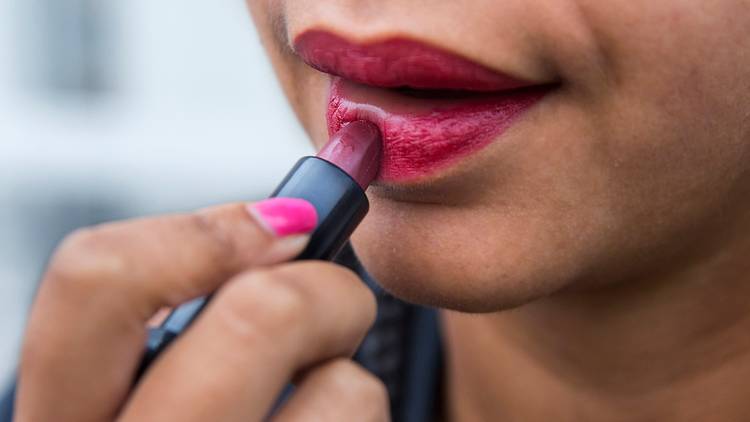 Sminkjattar Forbjuder Giftiga Amnen I Sina Produkter Svt Nyheter