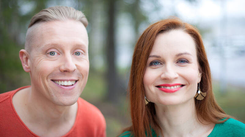 Programledarna Nicke Aldén och Hannamari Hoikkala.