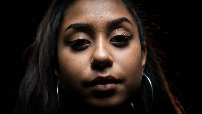 Natasha, 18 år, är en rappare med artistnamnet Tasha 17K som drömmer om att få släppa sina låtar till en större publik och kunna leva på sin musik