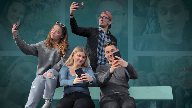 Det är våren 2020 och plötsligt beslutas det att gymnasieskolorna ska stänga. Livet vänds upp och ner för gymnasieungdomarna Filippa, Nikolaj, Kristijan och Wilma.