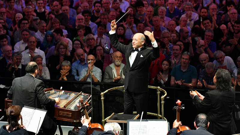 Iván Fischer är ceremonimästare och leder Budapests festivalorkester i ett fullsatt Royal Albert Hall 2018. Det blir en storslagen och medryckande hyllning till ungersk musik.