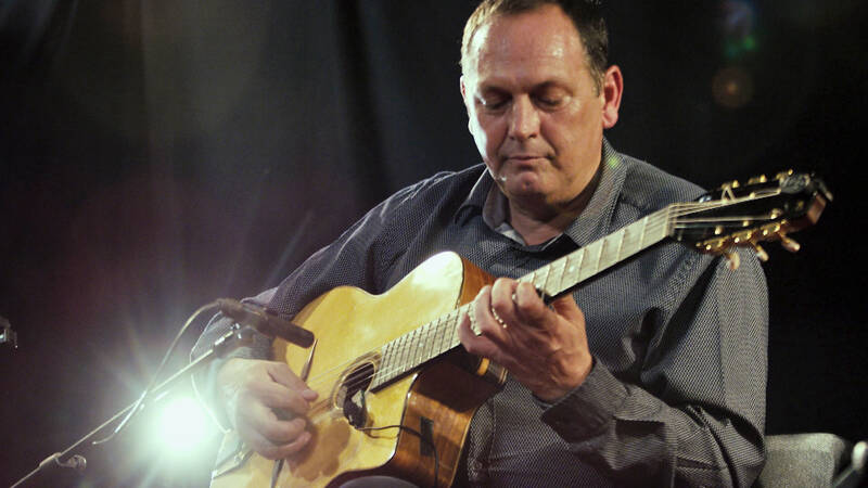 Under temat Minnen av Django Reinhardt rundar vi av musikkvällen med en timmes skön gitarrjazz. Bland annat musik som kapellmästaren, Stochelo Rosenberg, skrev till filmen Django 2017.