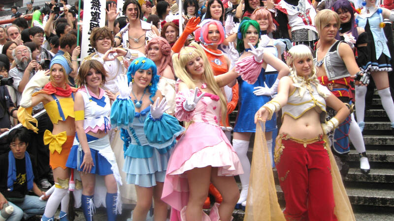 Människor jorden runt får en kick av att imitera sina favoritkaraktärer inom manga, dataspel och animationer. I en kombination av lek och fullaste allvar. Men när uppstod kulturen runt cosplay? Och vad hände sedan?