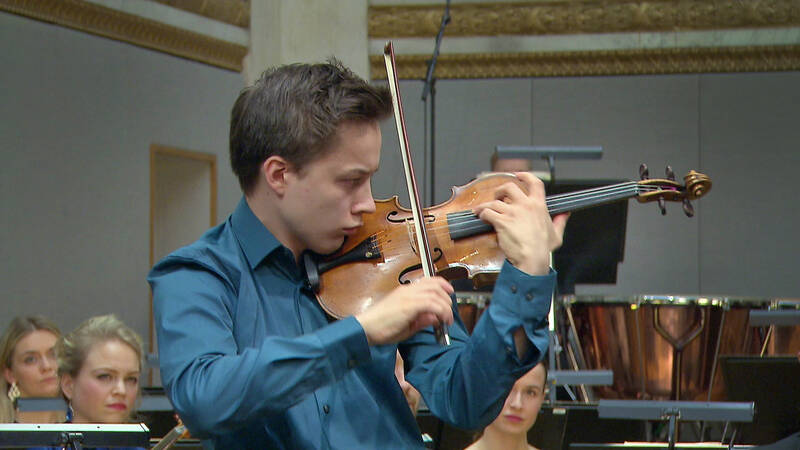 Nu, i april, firas varje år romernas internationella dag. Och romsk musik har inspirerat kompositörer i alla tider. Ravel är en av dem - här hör vi vår svenske stjärnviolinist Johan Dalene i Ravels Tzigane.