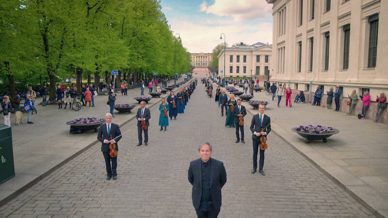 Norska radioorkestern välkomnar våren med att spela Vår på Karl Johan, i en musikvideo inspelad just på Karl Johans gate i hjärtat av Oslo. - Vår på Karl Johan med KORK
