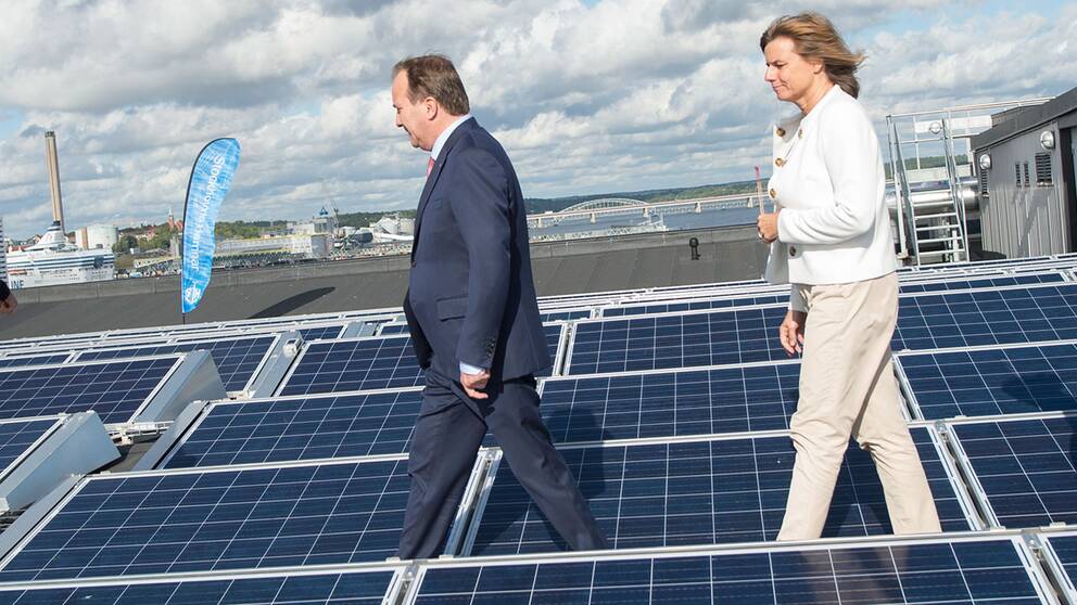 Stefan Löfven (S) och Isabella lövin (MP) bland solceller på tak.