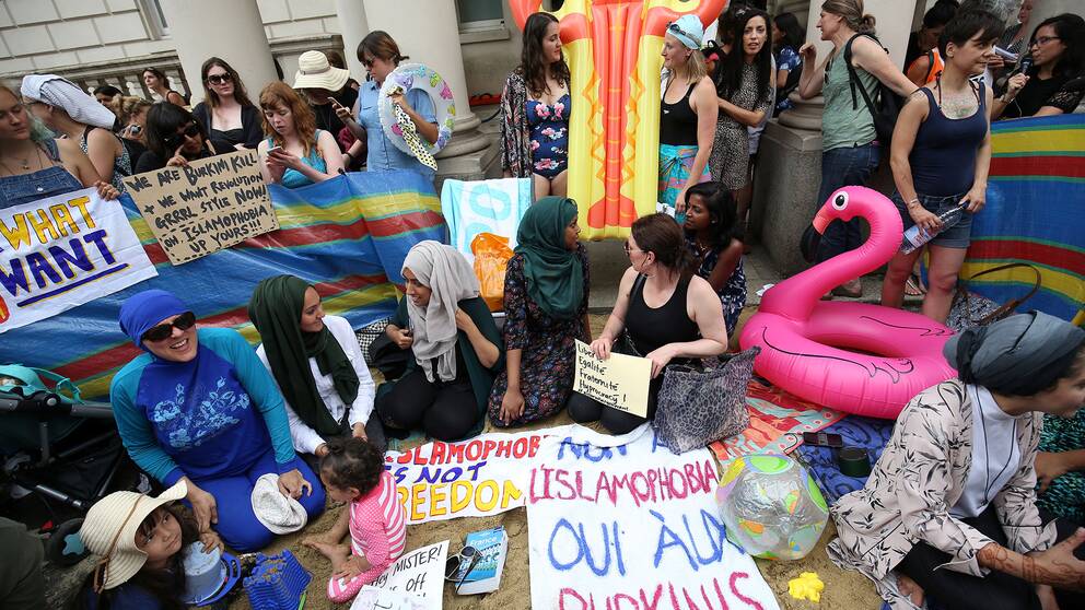 Kvinnor demonstrerar utanför franska ambassaden i London.