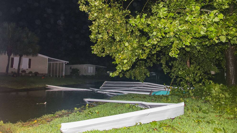 Ett plåttak har rivits loss när orkanen Hermine med full styrka drog in över Floridas kust.