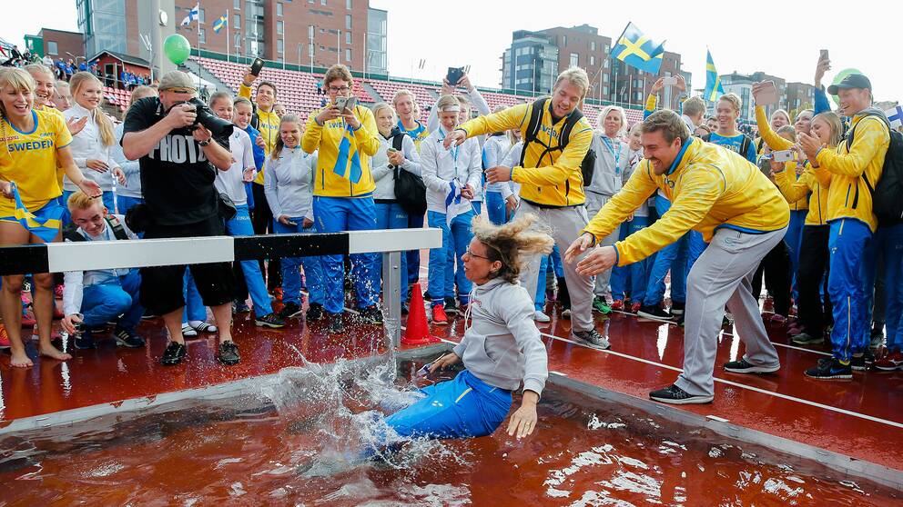 Förbundskapten Torneklint tar ett traditionsenligt dopp