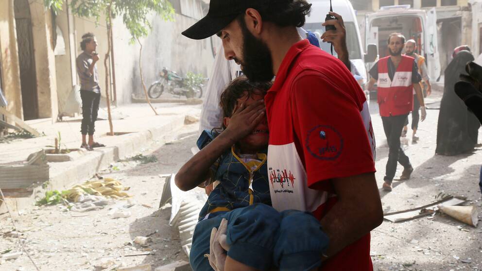 Räddningsarbete efter en flygattack i Aleppo.