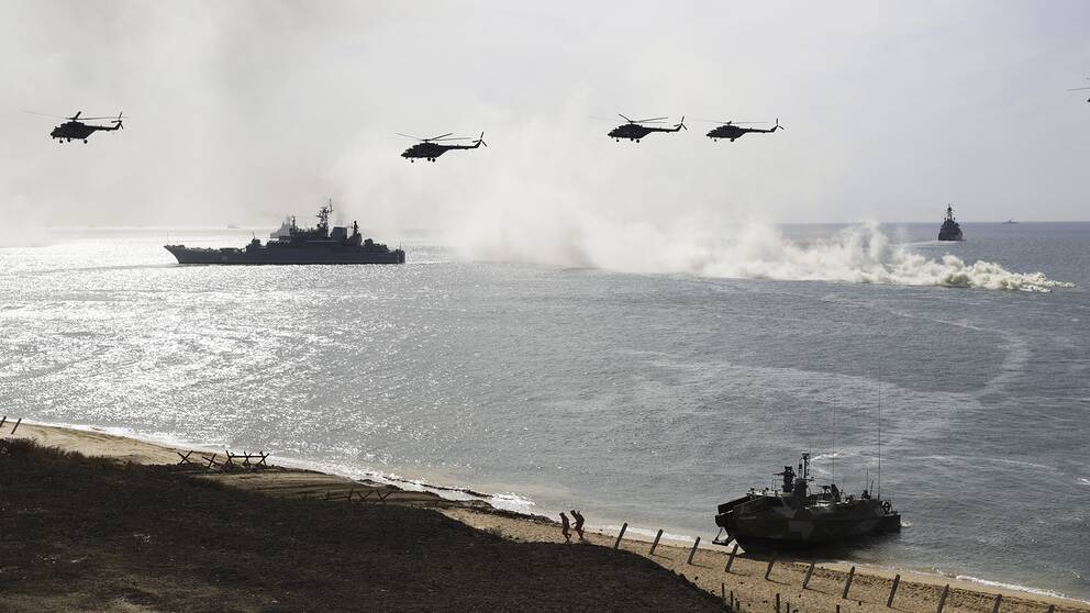 Ryska helikoptrar och fartyg övar landstigning.