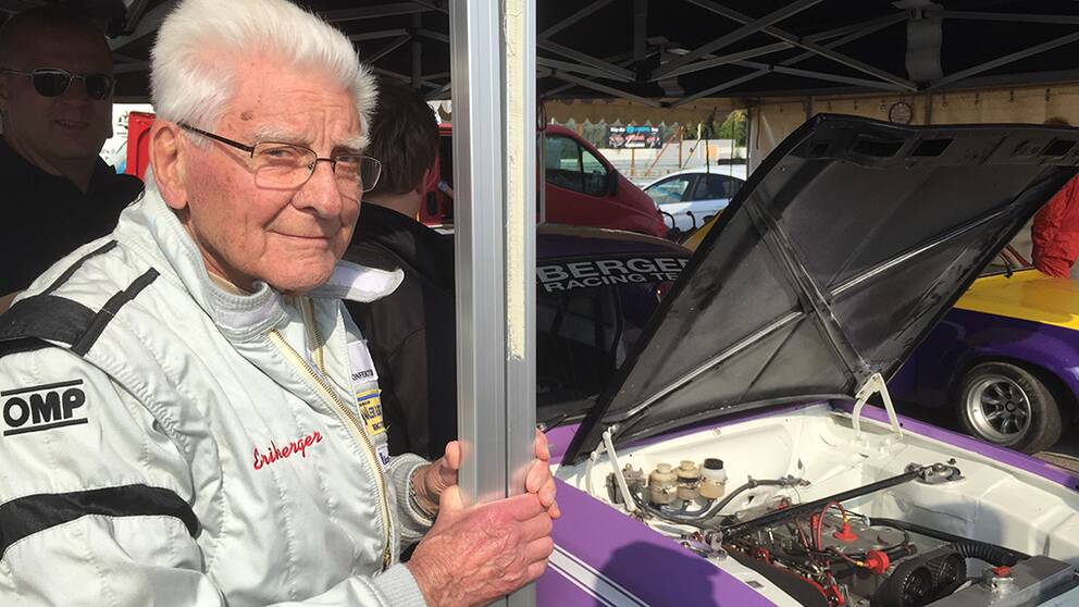 Erik Berger 91 år vid sin bil med öppen huv