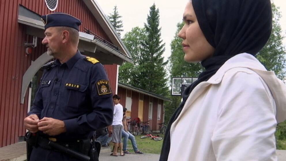 En bild på polisen Stephen Jerand och en asylsökande kvinna.