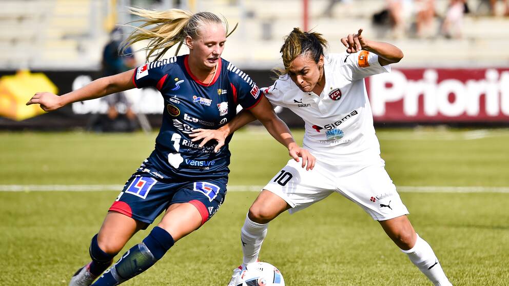 Närkamp mellan Linköpings Stina Blackstenius och Rosengårds Marta.