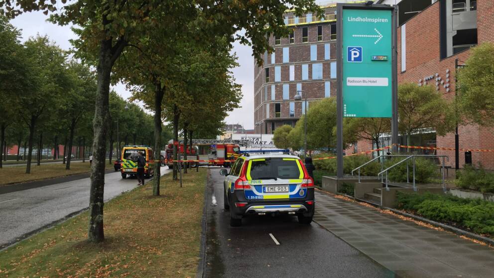 En cyklist blev påkörd av en lastbil på Hisingen.