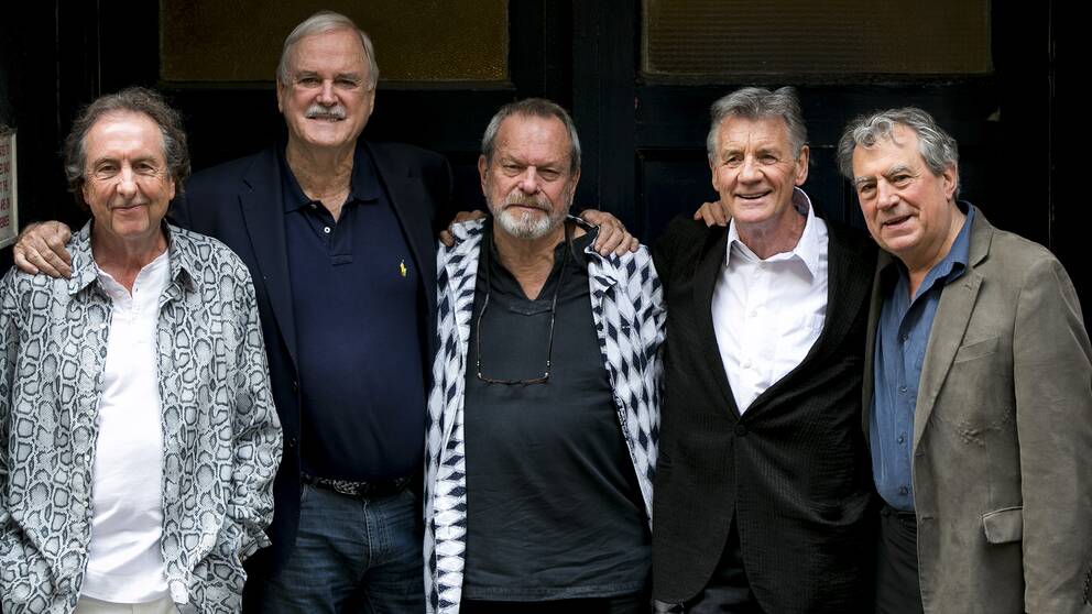 Terry Jones, längst till höger på bilden, är mest känd som en av medlemmarna i Monty Python tillsammans med Eric Idle, John Cleese, Terry Gilliam och Michael Palin.