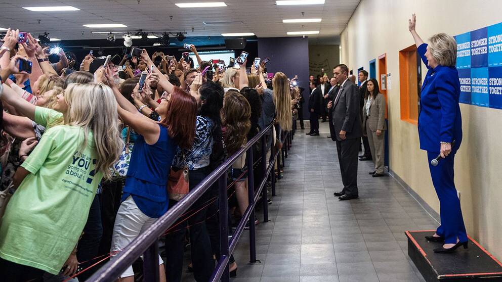 Clinton-anhängare tar mass-selfie med presidentkandidaten.